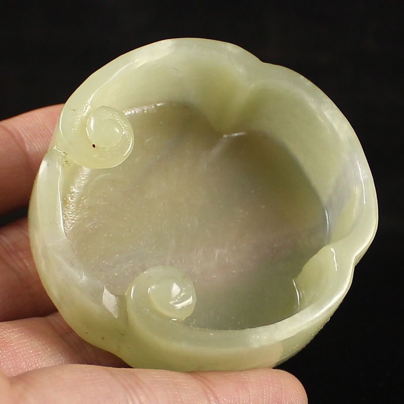 Chinese Natural Hetian Jade Brush Washer: Chinese Natural Hetian Jade Brush WasherDimension:55*54*20(mm)2.17*2.13*0.79(in) Weight 0.10 lbs/46 g Tips about Chinese Hetian Nephrite Jade Hetian jade is a nephrite jade and is regarded as the only
