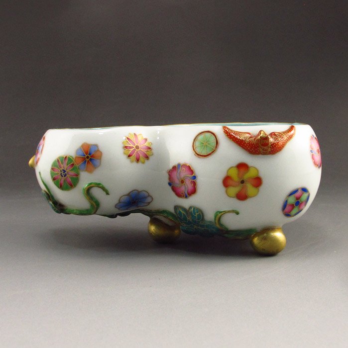 Chinese Famille Rose Gilt Edges Porcelain Brush Washer: Chinese Famille Rose Gilt Edges Porcelain Gourd Brush Washer w Yongzheng Mark Dimension: 120*76*50 (mm) 4.72*2.99*1.97 (in) Weight 0.41 lbs/186g Tips about Chinese Porcelain Chinese ceramic ware is an