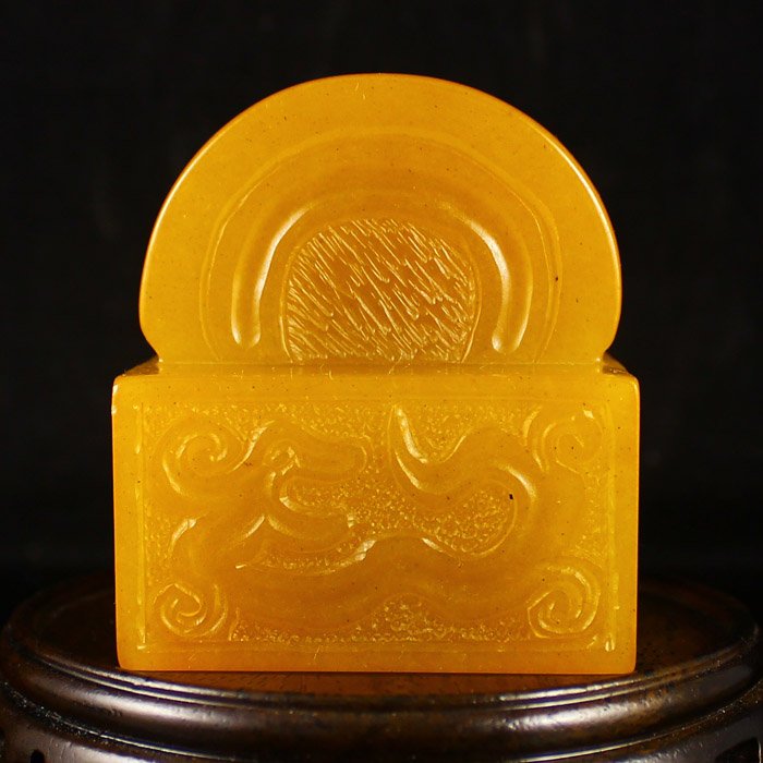 Chinese Natural Shoushan Stone Seal Statue: Hand Carved Chinese Natural Shoushan Stone Seal Statue Dimension: 63*54*54(mm) 2.48*2.13*2.13(in)Weight 0.71 lbs/ 320 g Tips about Shoushan Stone Chinese Fujian Shoushan stone is one of four Chinese t