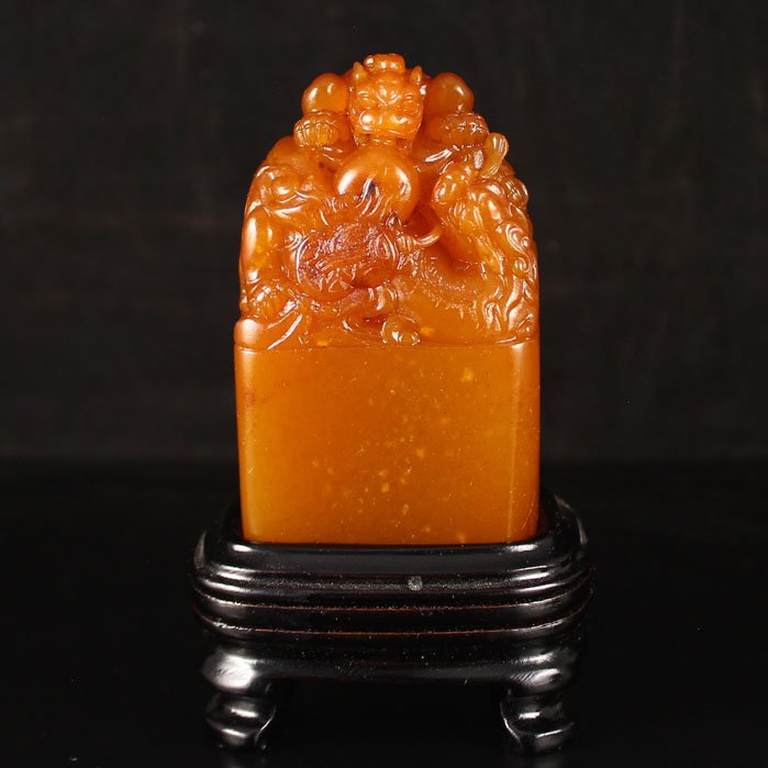 Chinese Natural Shoushan Stone Statue - Dragon & Ball: Hand Carved Chinese Natural Shoushan Stone Statue - Dragon & Ball Dimension:73*41*26 (mm)2.87*1.61*1.02(in) Weight 0.35 lbs/160g Tips about Shoushan StoneChinese Fujian Shoushan stone is one of four C