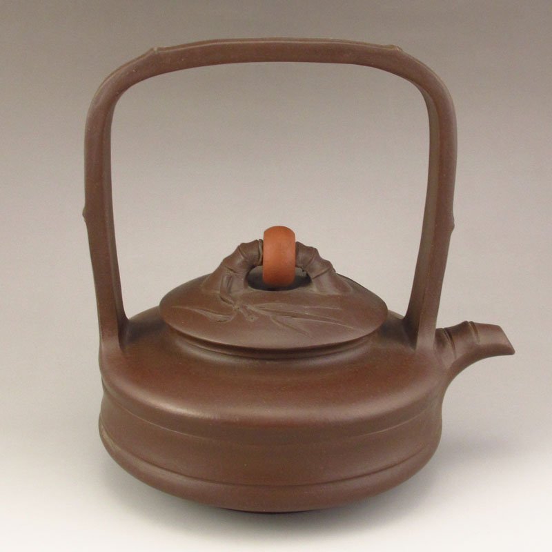 Chinese Yixing Zisha Clay Teapot w Artist Signed: Handmade Chinese Yixing Zisha Clay Teapot w Artist Signed Dimension: 145*148*130(mm)5.71*5.83*5.12(in) Weight 0.92 lbs/419 g Zisha ware, especially zisha teapots, is one of the mysterious arts of Chin