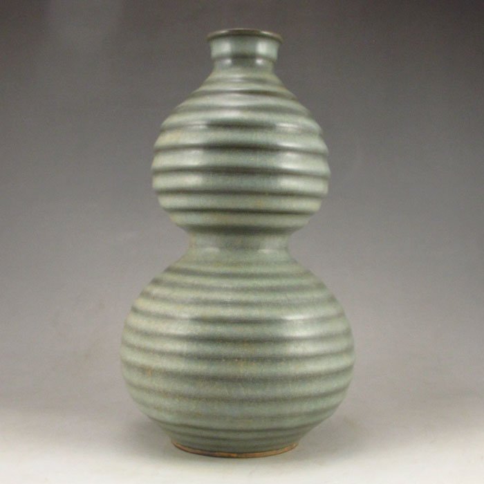 Superb Chinese Longquan Kiln Porcelain Vase: Superb Chinese Longquan Kiln Porcelain Vase Details:210*120*120(mm) 8.27*4.72*4.72 (in)Weight: 2.11 lbs/956 g Tips about Chinese Porcelain Chinese ceramic ware is an art craft that has been developing