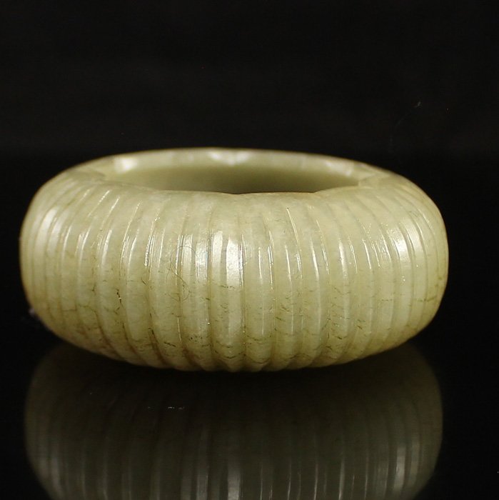 Hand-carved Chinese Natural Hetian Jade Brush Washer: Hand-carved Chinese Natural Hetian Jade Brush Washer Dimension: 54*54*21 (mm)2.13*2.13*0.83 (in) Weight 0.11lbs/50g Tips about Chinese Hetian Nephrite Jade Hetian jade is a nephrite jade and is regard