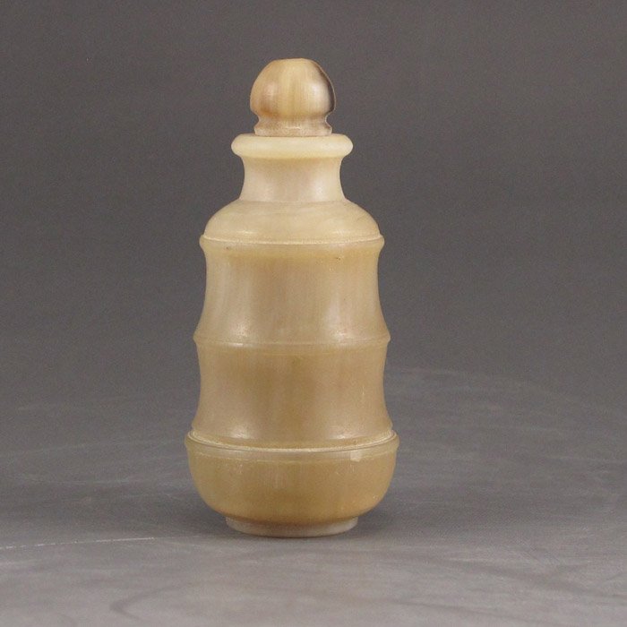 Hand Carved Chinese Ox Horn Snuff Bottle: Hand Carved Chinese Ox Horn Snuff Bottle Dimension:61*28*28*(mm)2.40*1.10*1.10(in) Weight 0.05 lbs/24 g Tips about horn sculpture Horn sculpture has a long history. The horn sculpture is usually made 