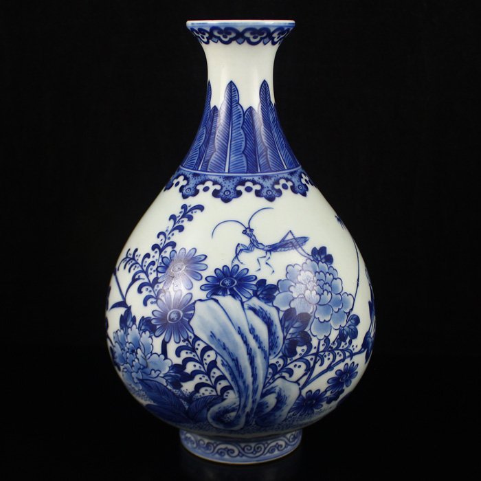 Hand-painted Chinese Blue And White Porcelain Vase: Hand-painted Chinese Blue And White Porcelain Vase Yong Zheng Mark Dimension:180*120*120(mm)7.09*4.72*4.72(in) Weight 1.22 lbs/552 g Tips about Chinese Porcelain Chinese ceramic ware is an art craft t