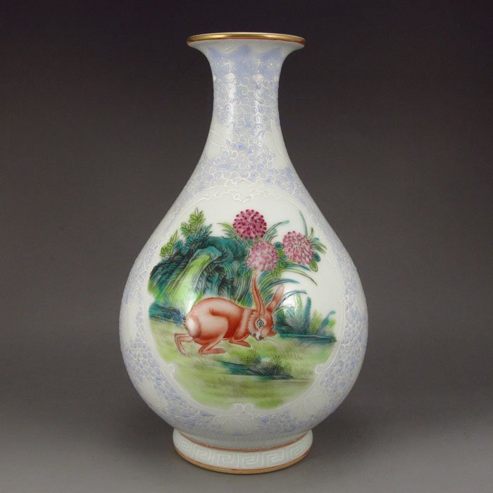 Chinese Famille Rose Porcelain Vase w Yongzheng Mark: Hand-painted Chinese Famille Rose Porcelain Vase w Yongzheng Mark Dimension: 220*135*135(mm) 8.66*5.31*5.31(in) Weight 1.55 lbs/702 g Tips about Chinese PorcelainChinese ceramic ware is an art craft t