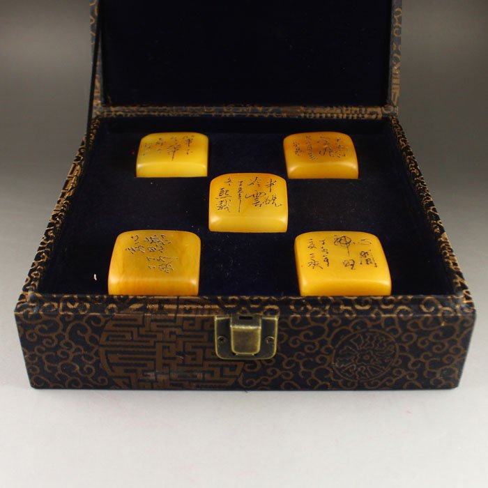 A Set Chinese Natural Shoushan Stone Seal & Seal Box: A Set Hand Carved Chinese Natural Shoushan Stone Seal & Seal Box Dimension:40*38*20(mm)1.57*1.50*0.79(in)Weight 0.93 lbs/420 g Tips about Shoushan Stone Chinese Fujian Shoushan stone is one of four Ch