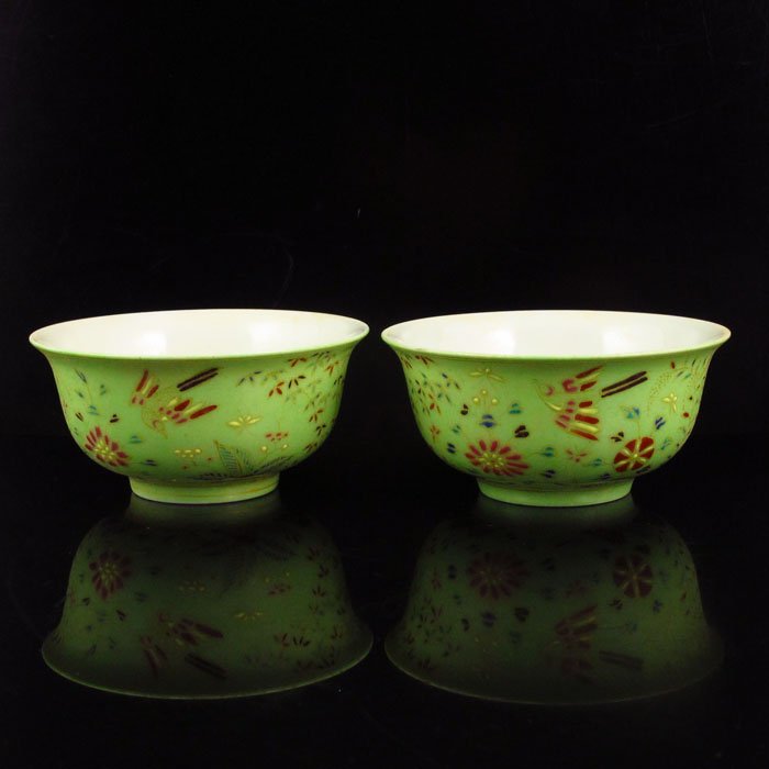 A Pair Chinese Green Ground Wu Cai Porcelain Bowls (1 of 7)