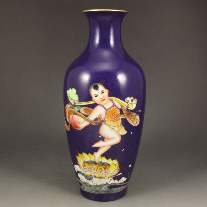 Chinese Purple Ground Famille Rose Porcelain Vase: Hand-painted Chinese Purple Ground Famille Rose Porcelain Vase w Qian Long Mark Dimension:200*85*85(mm) 7.87*3.35*3.35(in) Weight 0.82 lbs/370 g Tips about Chinese Porcelain Chinese ceramic ware is an