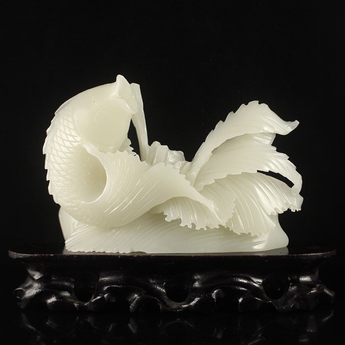 Superb Chinese Natural Jade Statue Carved Fish: Superb Chinese Natural Jade Statue Carved FishDimension:220*135*65 (mm)8.66*5.31*2.56(in) Weight 2.82 lbs/1281 g The total weight does not include the base. The base is not included after you have won