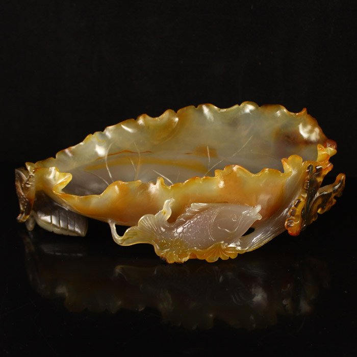 Beautiful Chinese Natural Agate Brush Washer w Fish: Beautiful Chinese Natural Agate Brush Washer w Fish Dimension:230*105*85(mm) 9.06*4.13*3.35(in) Weight 1.38 lbs/624 gAgate is a code, Ma Nao, horse brain, is a kind of mineral chalcedony class, is oft