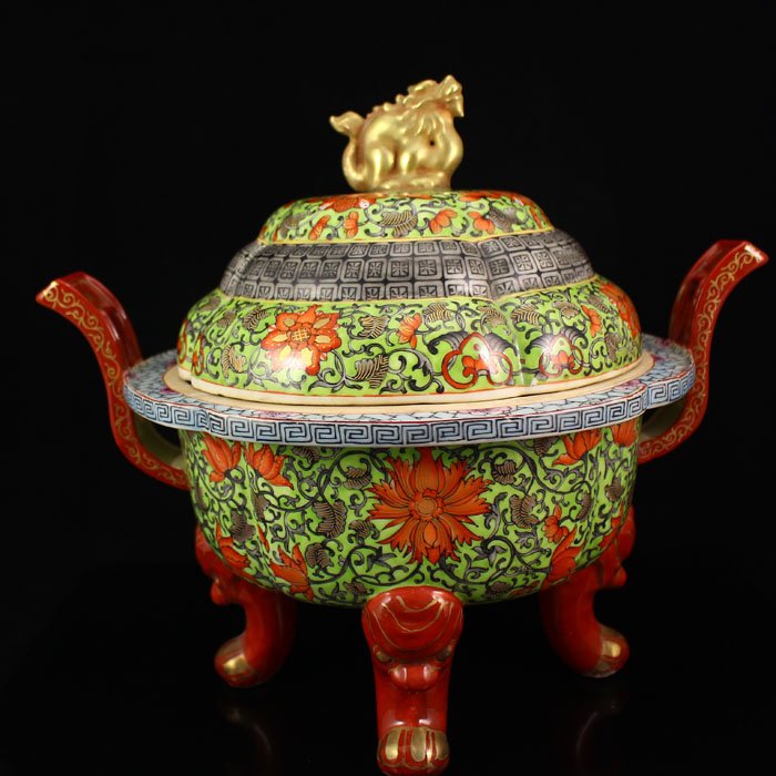 Chinese Geen Ground Gilt Gold Porcelain Incense Burner: Superb Chinese Geen Ground Gilt Gold Famille Rose Porcelain Incense Burner w Qian Long Mark Dimension:330*285*252(mm)12.99*11.22*9.92(in)Weight 7.25 lbs/3290 g Tips about Chinese Porcelain Chinese cer