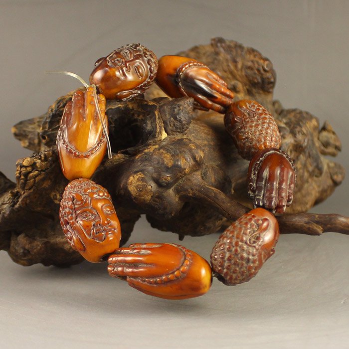 Vintage Chinese Ox Horn Buddha's Hands & Heads Bracelet: Vintage Chinese Ox Horn Carved Buddha's Hands & Heads Bracelet Dimension:32*17*17(mm) 1.26*0.67*0.67(in) Weight 0.11 lbs/48 g Tips about horn sculpture Horn sculpture has a long history. The horn scul