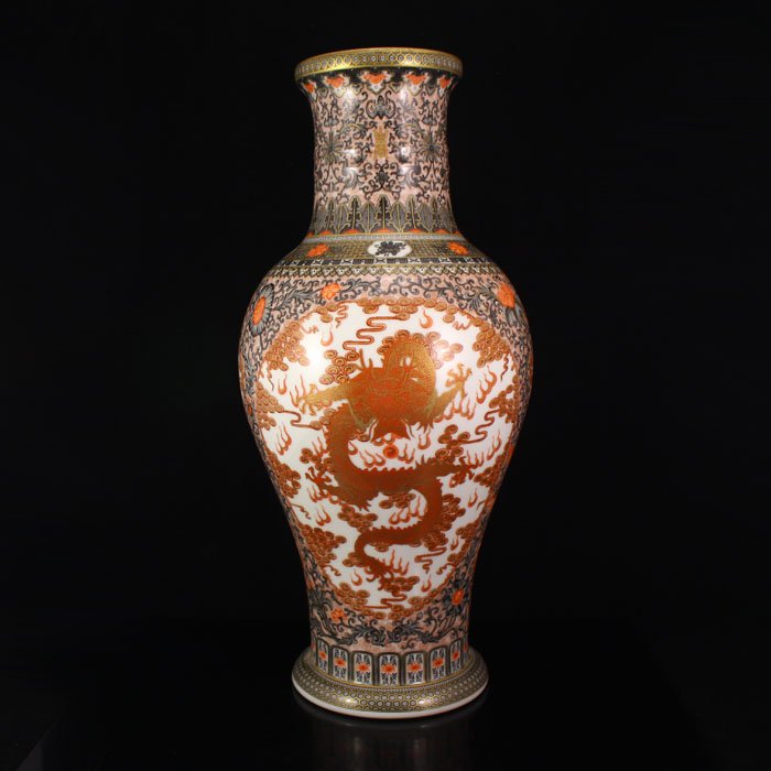 Chinese Gilt-Gold Mo Cai+ Iron Red Glaze Porcelain Vase: Superb Hand-painted Chinese Gilt-Gold Mo Cai + Iron Red Glaze Porcelain Vase w Qian Long Mark Dimension: 425*195*195(mm)16.73*7.68*7.68(in) Weight 6.21 lbs/2817 g Tips about Chinese Porcelain Chinese