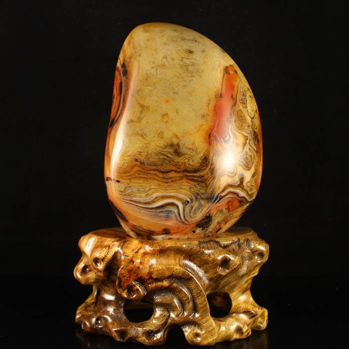 Superb Design Chinese Natural Agate Original Stone: Superb Design Chinese Natural Agate Original Stone Dimension: 141*97*47(mm) 5.55*3.82*1.85(in) Weight 2.33 lbs/1057 g Agate is a code, Ma Nao, horse brain, is a kind of mineral chalcedony class, is of