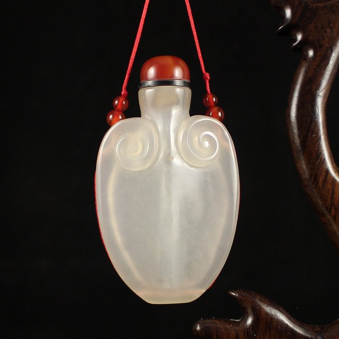 Chinese Natural Agate Snuff Bottle (1 of 7)