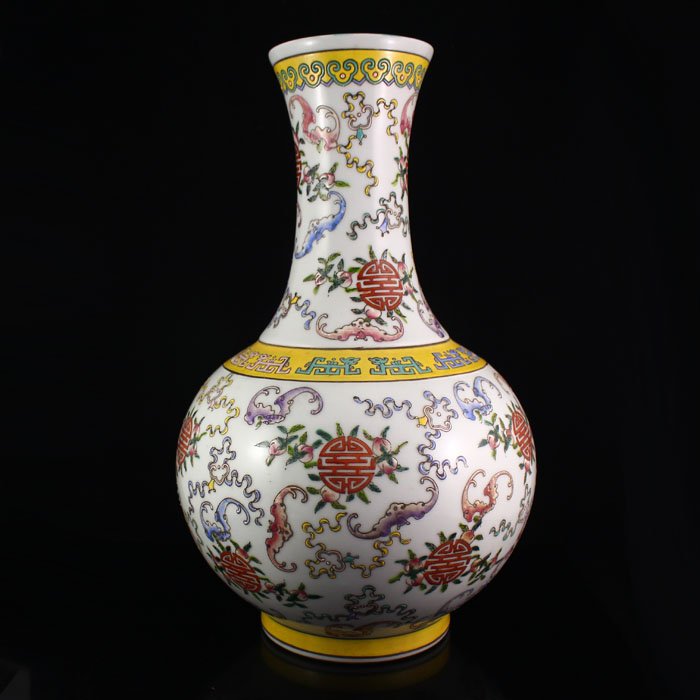 Chinese Famille Rose Porcelain Vase w Qianlong Mark: Chinese Famille Rose Porcelain Vase w Qianlong Mark Dimension:398*230*230(mm) 15.67*9.06*9.06(in) Weight 8.94 lbs/4053 g Tips about Chinese Porcelain Chinese ceramic ware is an art craft that has been