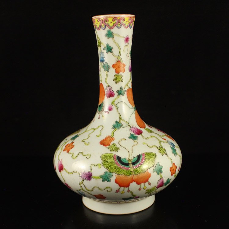 Superb Hand-painted Chinese Famille Rose Porcelain Vase: Superb Hand-painted Chinese Famille Rose Porcelain Vase w Qianlong Mark Dimension: 180*135*135(mm) 7.09*5.31*5.31(in) Weight 0.79 lbs/359 g Tips about Chinese Porcelain Chinese ceramic ware is an art 