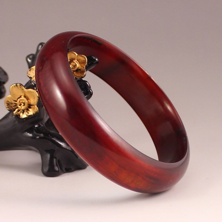 Inside Diameter 67 mm Chinese Ox Horn Bracelet: Inside Diameter 67 mm Chinese Ox Horn Bracelet Dimension:67*8*18 (mm) 2.64*0.31*0.71(in) Weight 0.08 lbs/35 g Tips about horn sculpture Horn sculpture has a long history. The horn sculpture is usually