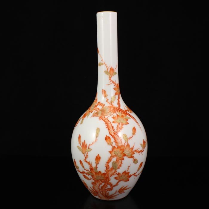 Chinese Gilt Edges Iron Red Glaze Porcelain Vase: Hand-painted Chinese Gilt Edges Iron Red Glaze Porcelain Vase Qian Long Mark Dimension: 240*105*105(mm) 9.45*4.13*4.13(in) Weight 0.77 lbs/347 g Tips about Chinese Porcelain Chinese ceramic ware is an