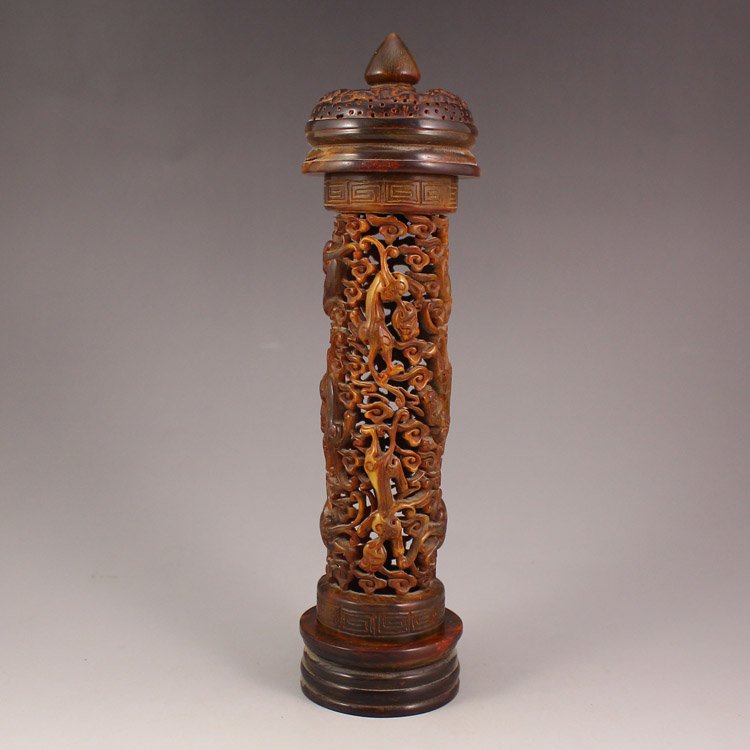 Vintage Openwork Chinese Ox Horn Incense Tube: Vintage Openwork Chinese Ox Horn Incense Tube Dimension:47*47*188(mm)1.85*1.85*7.40(in) Weight 0.30 lbs/135 gTips about horn sculpture Horn sculpture has a long history. The horn sculpture is usually 