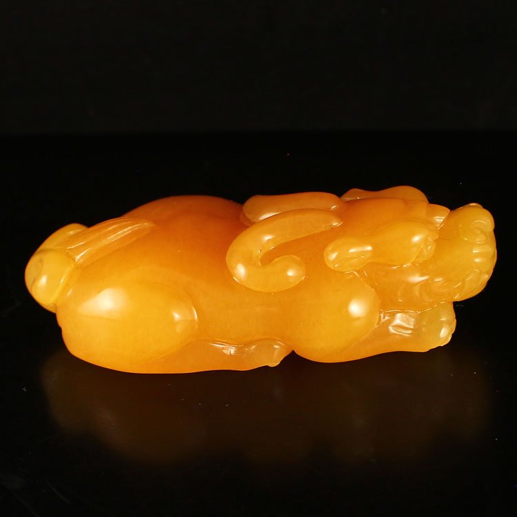 Indonesia Natural Jin Tian Huang Statue - Fortune Pixiu: Beautiful Color Indonesia Natural Jin Tian Huang Statue - Fortune Pixiu Dimension: 95*55*17(mm) 3.74*2.17*0.67(in) Weight 0.37 lbs/166 g Jin Tian Huang from Indonesia and Java Sun Xi, the stone in the