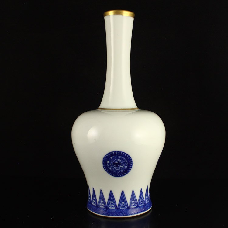 Chinese Gilt Edges Blue And White Porcelain Vase: Hand-painted Chinese Gilt Edges Blue And White Porcelain Vase Dimension: 103*135*103(mm) 4.06*5.31*4.06(in) Weight 1.15 lbs/521 g Tips about Chinese PorcelainChinese ceramic ware is an art craft that 