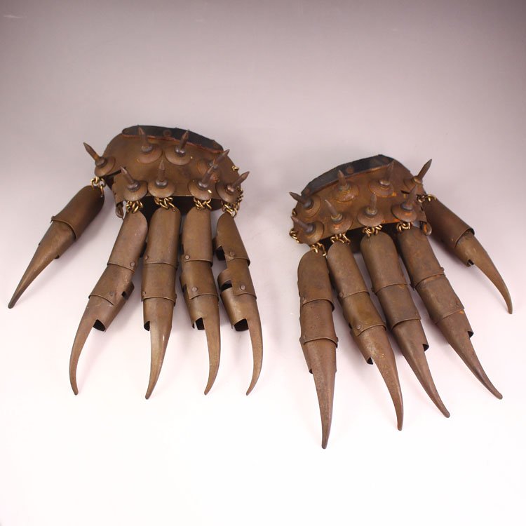 A Pair Chinese Bronze Corselet Glove: A Pair Chinese Bronze Corselet Glove Dimension: 230*160*90(mm) 9.06*6.30*3.54(in) Weight 1.29 lbs/587 g Tips about Bronze Bronze is some of the most important pieces of Chinese art, warranting an enti