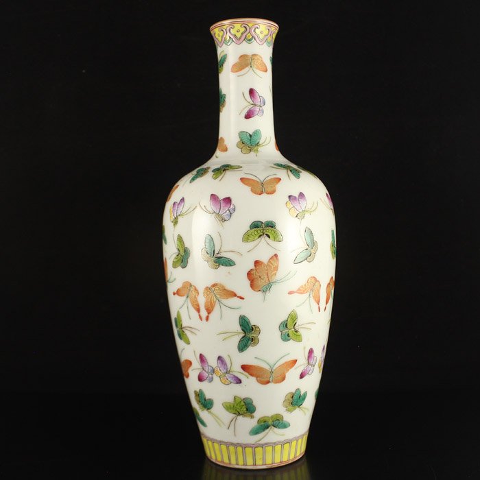 China Gilt-Gold Famille Rose Porcelain Vase w Butterfly: Chinese Gilt-Gold Famille Rose Porcelain Vase w Butterfly Dimension: 105*105*265(mm)4.13*4.13*10.43(in) Weight 1.29 lbs/586 g Tips about Chinese Porcelain Chinese ceramic ware is an art craft that has