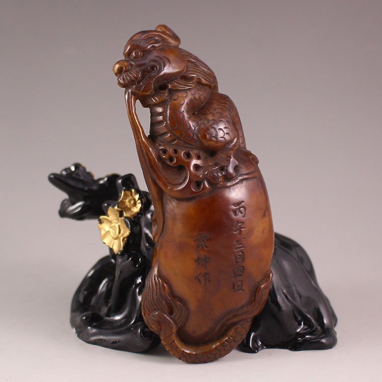 Hand Carved Chinese Ox Horn Pendant - Dragon: Hand Carved Chinese Ox Horn Pendant - Dragon Dimension:110*40*30(mm)4.33*1.57*1.18(in)Weight 0.17 lbs/76 g Tips about horn sculpture Horn sculpture has a long history. The horn sculpture is usually ma