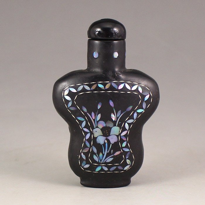 Chinese Lacquer Inlay Shell Snuff Bottle (1 of 7)