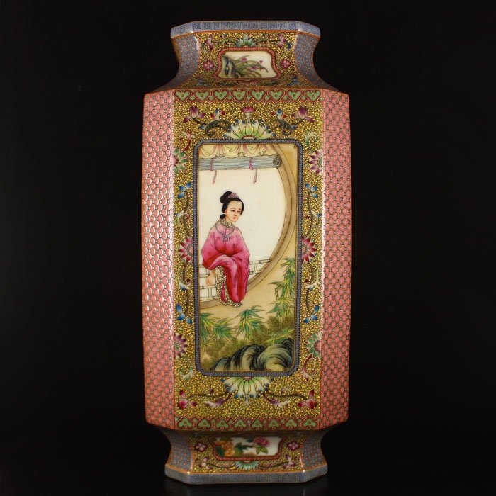 Chinese Gilt Edges Pahua Famille Rose Porcelain Vase: Superb Hand-painted Chinese Gilt Edges Pahua Famille Rose Porcelain Vase Dimension: 380*170*170(mm) 14.96*6.69*6.69(in) Weight 9.65 lbs/4375 gTips about Chinese Porcelain Chinese ceramic ware is an ar
