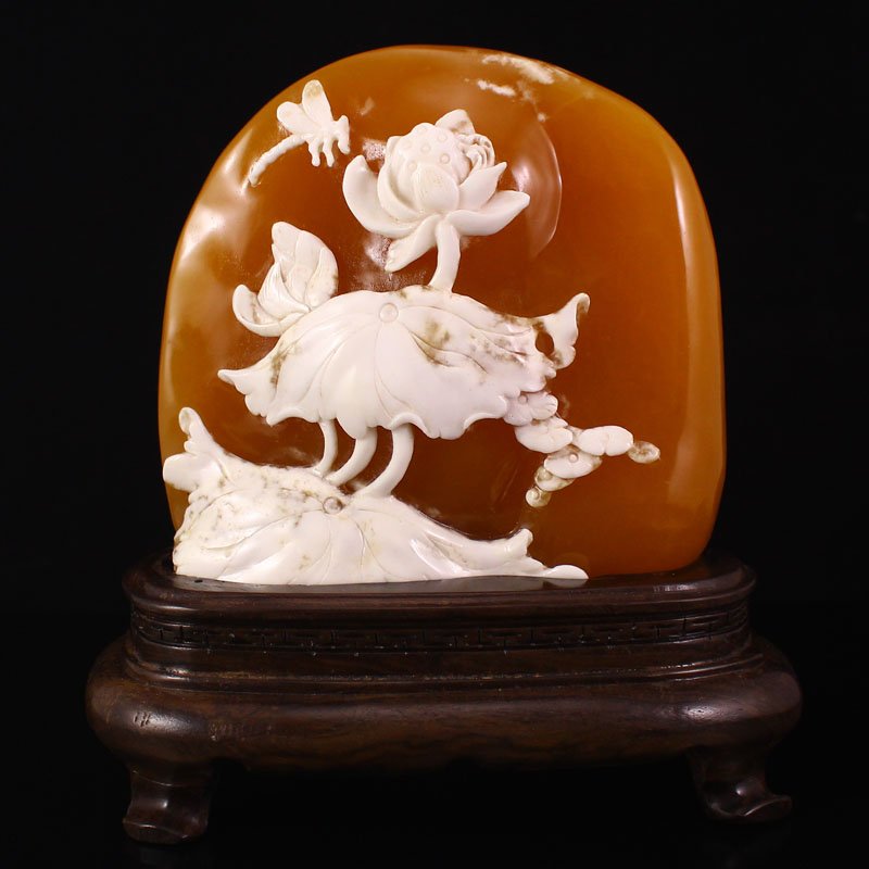 Indonesia Jin Tian Huang Statue - Dragonfly & Lotus: Superb Hand Carved Indonesia Natural Jin Tian Huang Statue - Dragonfly & Lotus Flower ,Free Certificate Dimension: 150*160*50(mm) 5.91*6.3*1.97(in) Weight 3.19 lbs/1447 g Jin Tian Huang from Indonesia