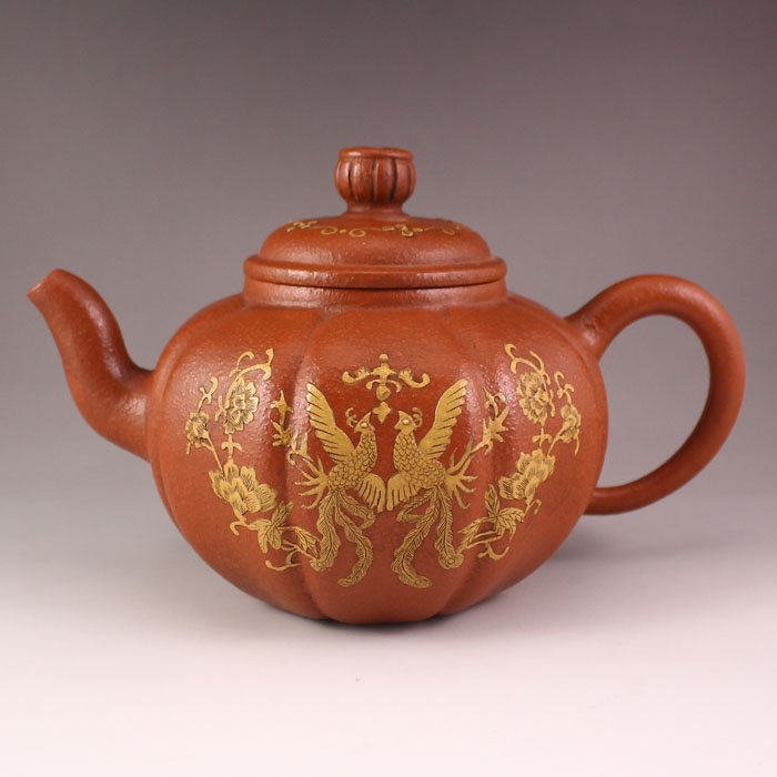 Chinese Yixing Zisha Clay Teapot w Artist Signed: Handmade Chinese Yixing Zisha Clay Teapot w Artist Signed Dimension: 175*120*115(mm)6.89*4.72*4.53(in) Weight 0.81 lbs/368 g Zisha ware, especially zisha teapots, is one of the mysterious arts of Chin