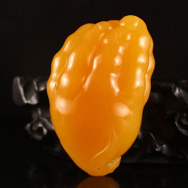 Indonesia Natural Jin Tian Huang Pendant - Buddha's Han: Beautiful Color Hand Carved Indonesia Natural Jin Tian Huang Pendant - Buddha's Hand Dimension:74*47*34(mm) 2.91*1.85*1.34(in) Weight 0.34 lbs/156 g Jin Tian Huang from Indonesia and Java Sun Xi, the 