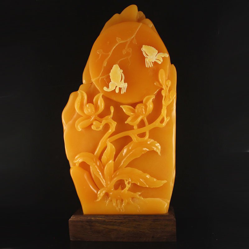 Indonesia Jin Tian Huang Statue - Butterflies & Peony: Superb Hand Carved Indonesia Natural Jin Tian Huang Statue - Butterflies & Peony Free Certificate Dimension: 410*235*50(mm) 16.14*9.25*1.97(in) Weight 17.51 lbs/7942 g Jin Tian Huang from Indonesia an