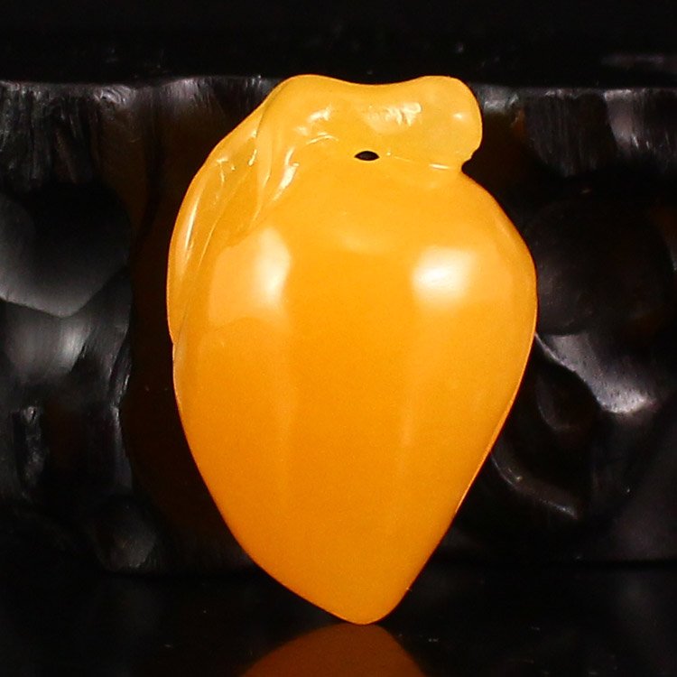 Indonesia Jin Tian Huang Peach Shape Pendant: Hand Carved Natural Indonesia Jin Tian Huang Peach Shape Pendant Dimension: 32*22*21(mm) 1.26*0.87*0.83(in) Weight 0.03 lbs/13 gJin Tian Huang from Indonesia and Java Sun Xi, the stone in the unproces
