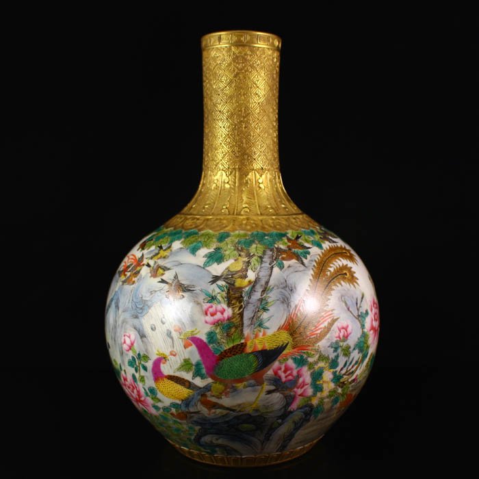 Chinese Gilt Gold Famille Rose Porcelain Big Vase: Superb Hand-painted Chinese Gilt Gold Famille Rose Porcelain Big Vase Dimension: 270*160*160(mm) 10.63*6.30*6.30(in) Weight 2.45 lbs/1110 g Tips about Chinese Porcelain Chinese ceramic ware is an art 