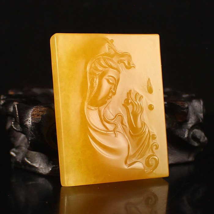 Indonesia Jin Tian Huang Pendant - Kwan-yin: Indonesia Jin Tian Huang Pendant - Kwan-yin Dimension: 52*40*8(mm)2.05*1.57*0.31(in) Weight 0.10 lbs/45 gJin Tian Huang from Indonesia and Java Sun Xi, the stone in the unprocessed, looks like a soap,