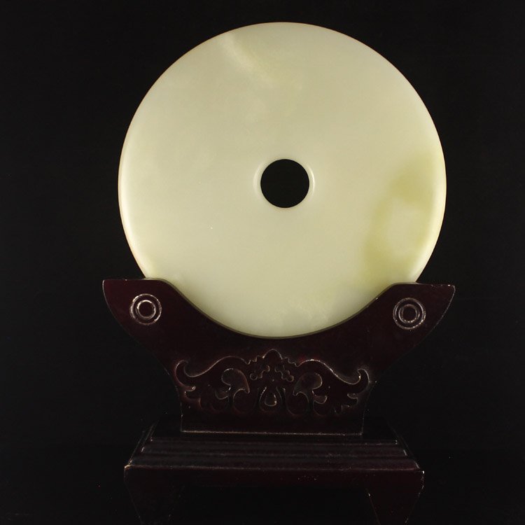 Chinese Natural Jade Statue - Peace Buckle: Chinese Natural Jade Statue - Peace Buckle Dimension: 208*208*15(mm)8.19*8.19*0.59(in) Weight 2.71 lbs/1231 gThe total weight does not include the base. The base is included after you have won the auc