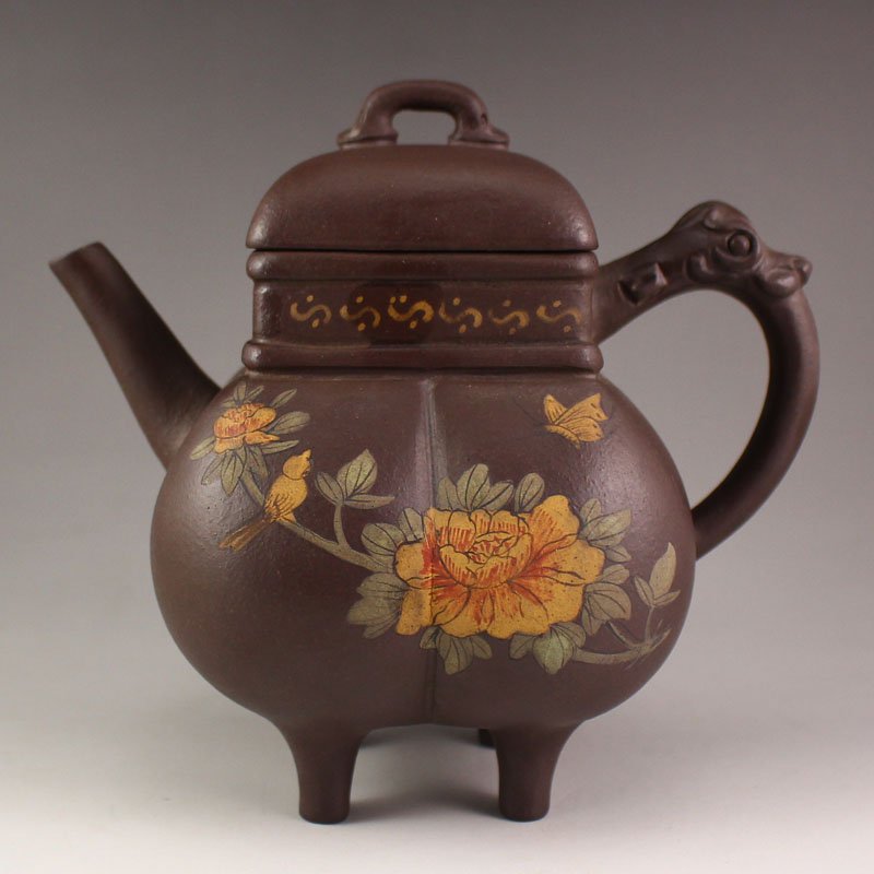 Handmade Chinese Yixing Zisha / Purple Clay Teapot: Handmade Chinese Yixing Zisha / Purple Clay Teapot W Artist SignedDimension: 140*100*130(mm)5.51*3.94*5.12(in) Weight 0.91 lbs/414 g There are a variety of Zisha mud color, remove the main red clay, s
