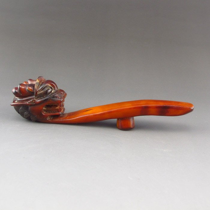 Hand Carved Chinese Ox Horn Dragon Head Belt Buckle: Hand Carved Chinese Ox Horn Dragon Head Belt Buckle Dimension 127*24*32(mm)5*0.94*1.26(in)Weight : 0.07 lbs/30 g Tips about horn sculpture Horn sculpture has a long history. The horn sculpture is usua