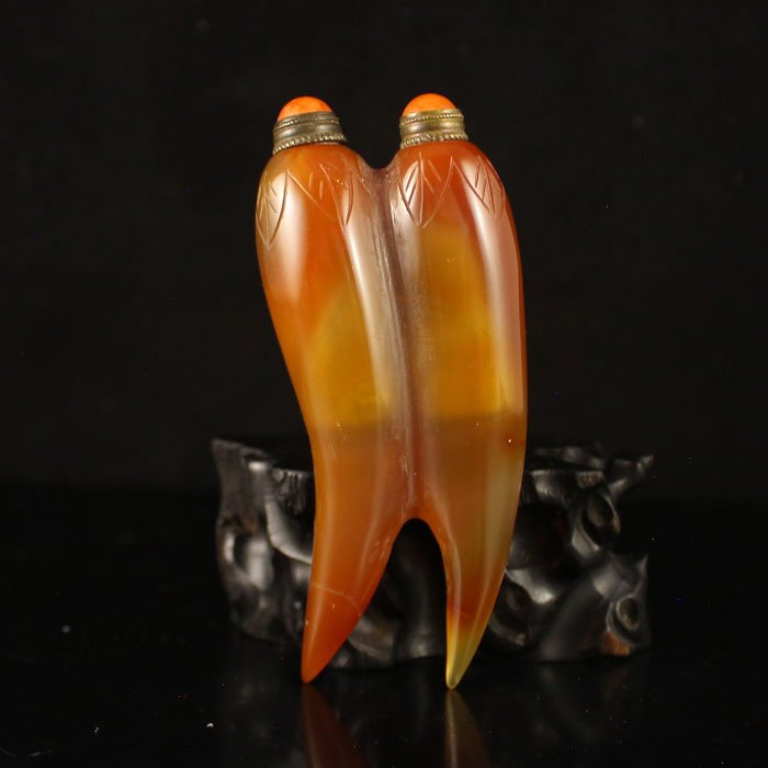 Chinese Natural Agate Chillies Shape Snuff Bottle (1 of 7)