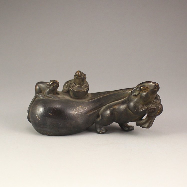 Vintage Chinese Bronze Statue - Mice & Fortune Pocket: Vintage Chinese Bronze Statue - Mice & Fortune Pocket Dimension: 97*44*37(mm) 3.82*1.73*1.46(in) Weight 0.64 lbs/292 g Tips about Bronze Bronze is some of the most important pieces of Chinese art, war