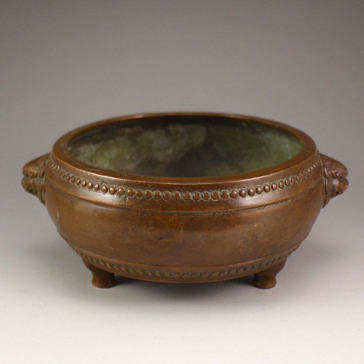 Chinese Bronze 3 Legs Incense Burner: Chinese Bronze 3 Legs Incense Burner Dimension: 155*125*60(mm) 6.10*4.92*2.36(in) Weight 1.46 lbs/661 g Tips about Bronze Bronze is some of the most important pieces of Chinese art, warranting an enti