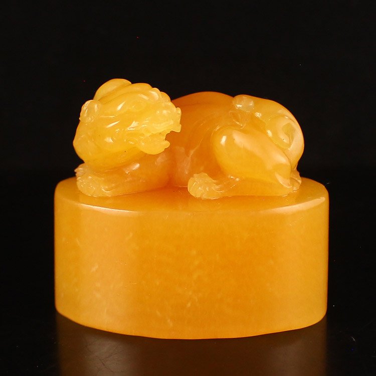 Natural Indonesia Jin Tian Huang Seal: Natural Indonesia Jin Tian Huang Seal Carved Fortune Pixiu Dimension: 62*49*38(mm) 2.44*1.93*1.50(in) Weight 0.43 lbs/193 g Jin Tian Huang from Indonesia and Java Sun Xi, the stone in the unprocessed,