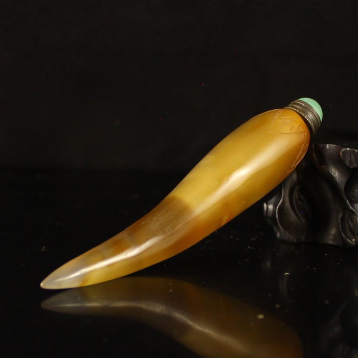 Beautiful Color Hand Carved Chinese Agate Snuff Bottle (1 of 6)