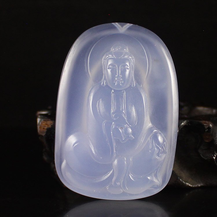 Chinese Blue Agate / Chalcedony Kwan-yin Pendant: Chinese Natural Blue Agate / Chalcedony Kwan-yin Pendant Dimension:61*42*10(mm) 2.40*1.65*0.39(in) Weight 0.09 lbs/43 gSouthern red agate, called "red jade", delicate texture, luster. Is China's uniqu