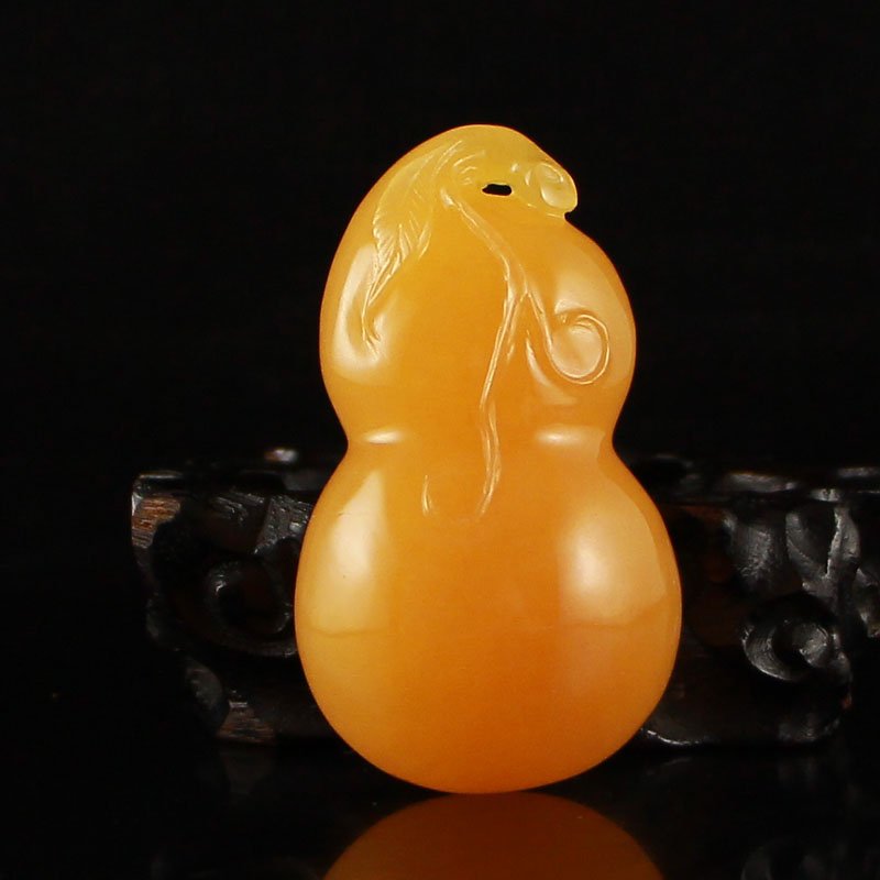 Indonesia Jin Tian Huang Bottle Gourd Pendant: Indonesia Jin Tian Huang Bottle Gourd Pendant Free CertificateDimension:65*38*26(mm)2.56*1.50*1.02(in) Weight 0.19 lbs/84 g Jin Tian Huang from Indonesia and Java Sun Xi, the stone in the unprocessed,