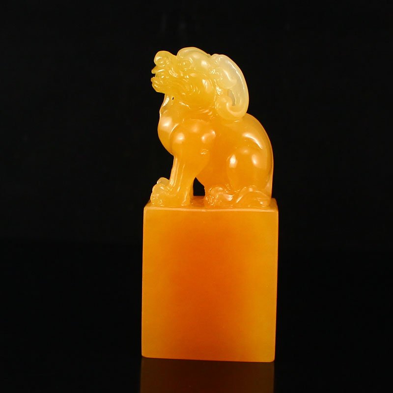 Indonesia Jin Tian Huang Seal Carved Fortune Pixiu: Indonesia Jin Tian Huang Seal Carved Fortune Pixiu Free CertificateDimension: 89*38*25(mm) 3.50*1.50*0.98(in) Weight 0.36 lbs/162 g Jin Tian Huang from Indonesia and Java Sun Xi, the stone in the unpr